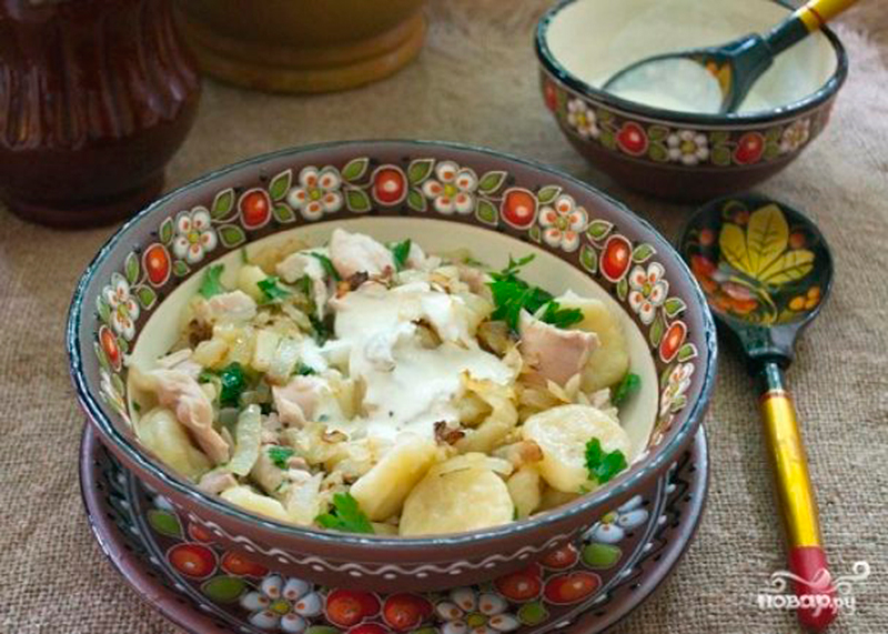 Галушки с курицей. Курица с галушками. Галушки с курицей и чесноком. Курица с галушками и чесноком.